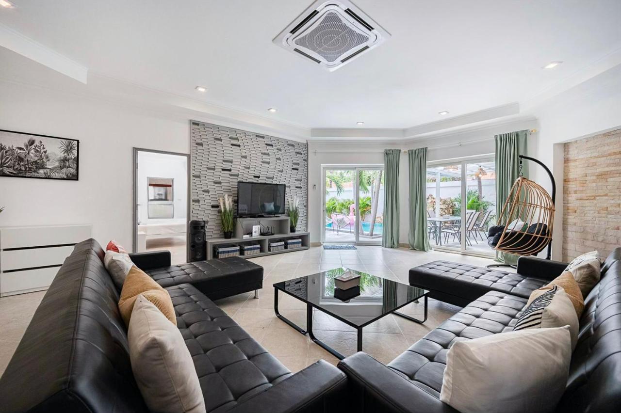 Majestic Pool 4 Bedrooms Private Villa Pattaya